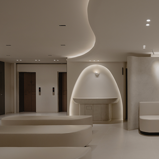 The interior of De Forest Dermatology’s main branch in Busan, staffed by specialist doctors who provide services in Chinese