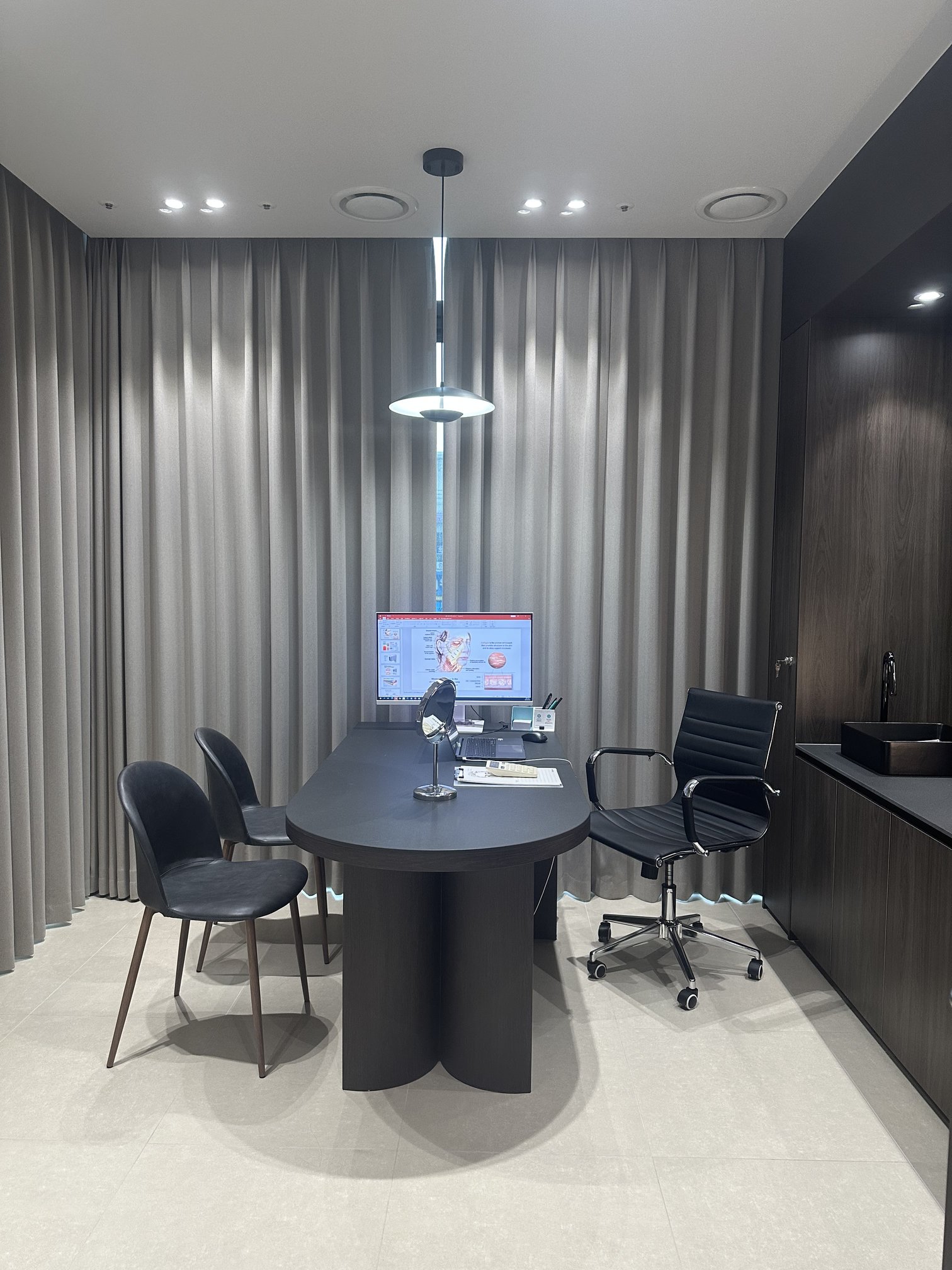 Keadaan persekitaran dalaman klinik dermatologi East Gate Doctors