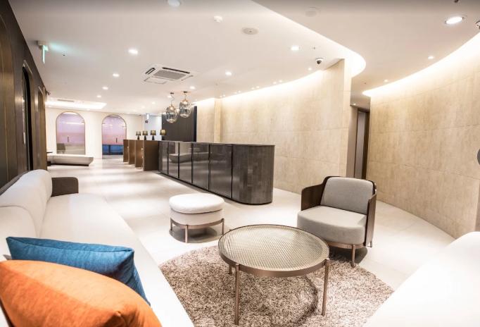 濟州島4ever醫美預約全流程:中文院長在線溝通,下飛機就能打麗珠蘭插图2 濟州島4ever皮膚科候診區