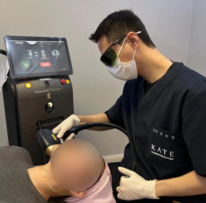 我去韓國弘大時,在 KATE 皮膚科接受了皮秒治療加上水光針療程;整個過程都是用中文進行,費用也完全公開透明,還附上了我的真实感受。插图3 皮秒雷射實際施打後的效果