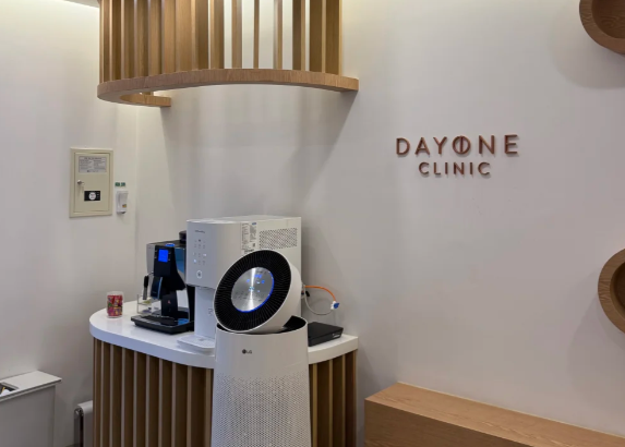 Korean Skin Clinics vs Plastic Surgery Clinics: Which Is Better? Skin clinics for minimal downtime, surgery for major makeovers