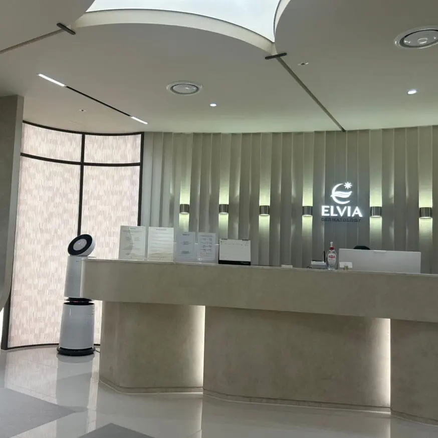 韓國 Elvia 皮膚科專門醫 接待櫃檯與品牌識別