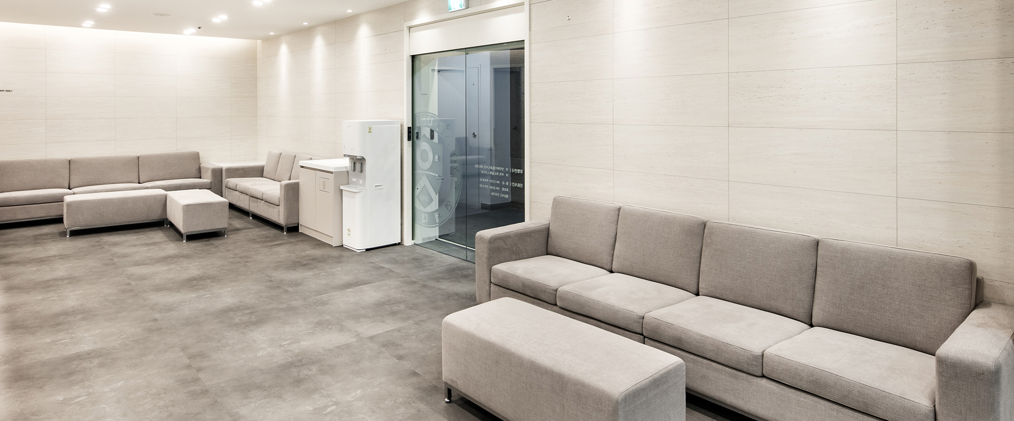 Jfeel桔艺菲弘大皮膚科の待合エリアにあるソファ