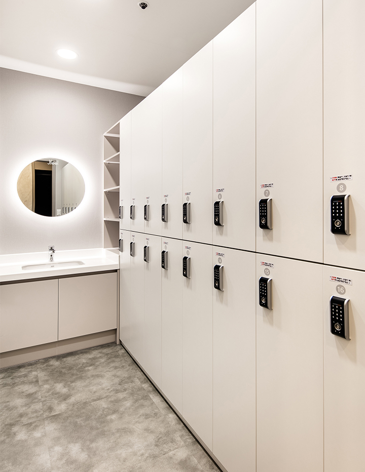 Jfeel弘大皮膚科のロッカールームと収納スペース