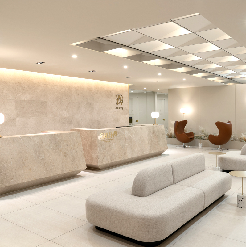 奥丽緹 AllLiting 接待台特写 — 大理石台面、金色品牌标志