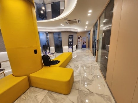 바로그의원西面候診區黃色沙發大理石地板