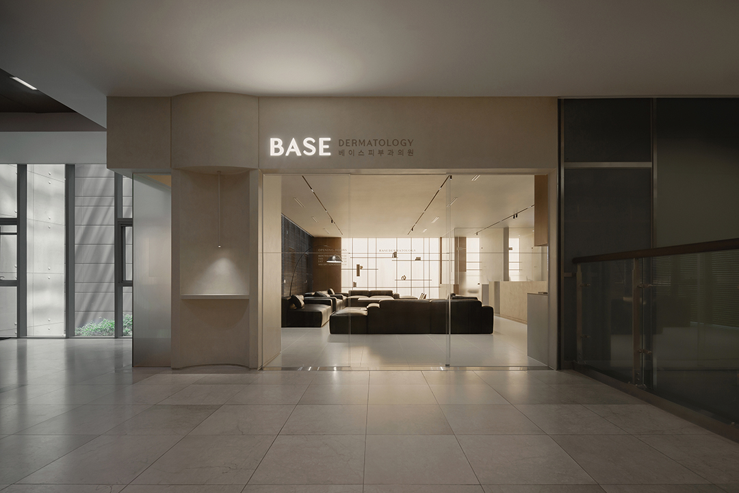 釜山去哪做抗衰?BASE 皮膚科真實體驗:海雲台 Ulthera Prime + 熱瑪吉一站搞定插图 BASE皮膚科 釜山海雲台 — 醫院入口外觀