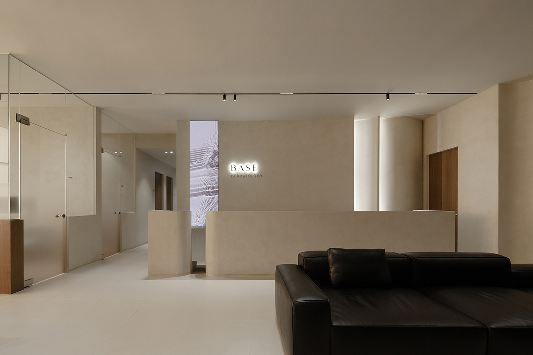釜山去哪做抗衰?BASE 皮膚科真實體驗:海雲台 Ulthera Prime + 熱瑪吉一站搞定插图1 BASE皮膚科接待台 — 簡約奢華的導診台環境