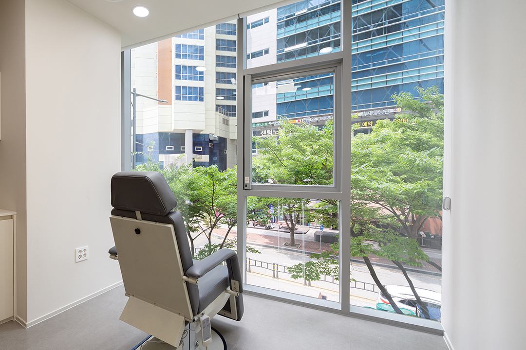 釜山去哪做抗衰?BASE 皮膚科真實體驗:海雲台 Ulthera Prime + 熱瑪吉一站搞定插图3 BASE皮膚科治療室 — 落地窗採光的診療椅