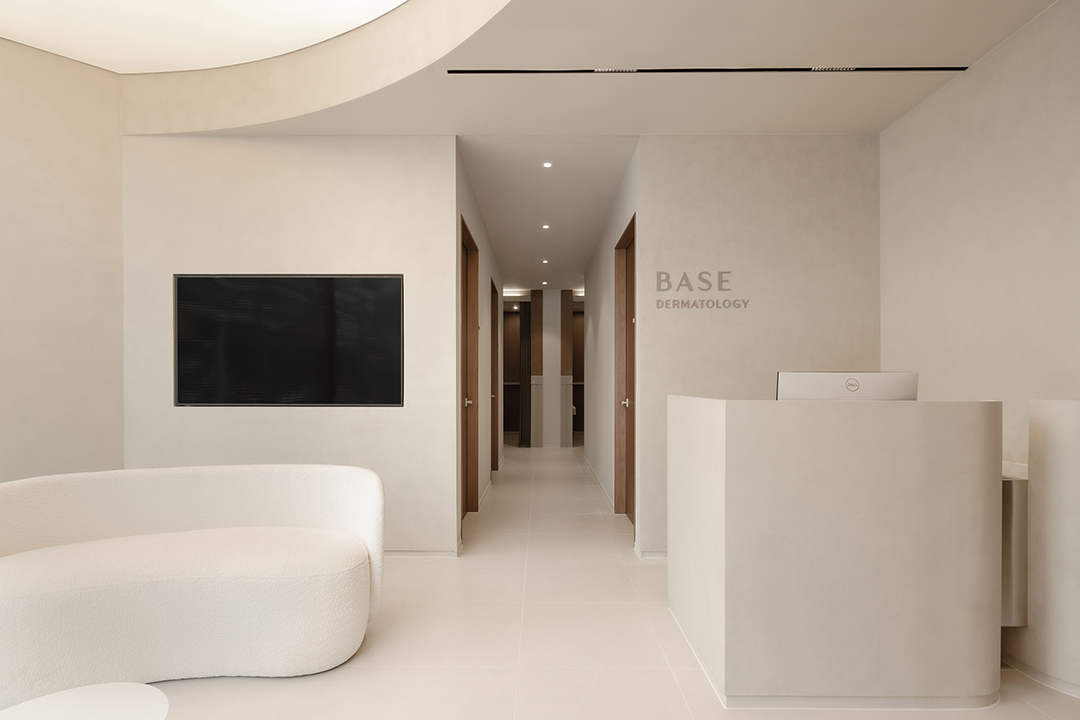 釜山去哪做抗衰?BASE 皮膚科真實體驗:海雲台 Ulthera Prime + 熱瑪吉一站搞定插图5 BASE皮膚科內部空間 — 白色極簡風格設計