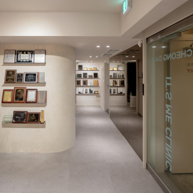 清潭itsme皮膚科の廊下にある資格認定表示の入り口