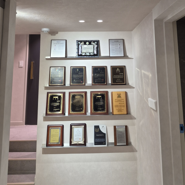 清潭itsme皮膚科の資格認定プレート