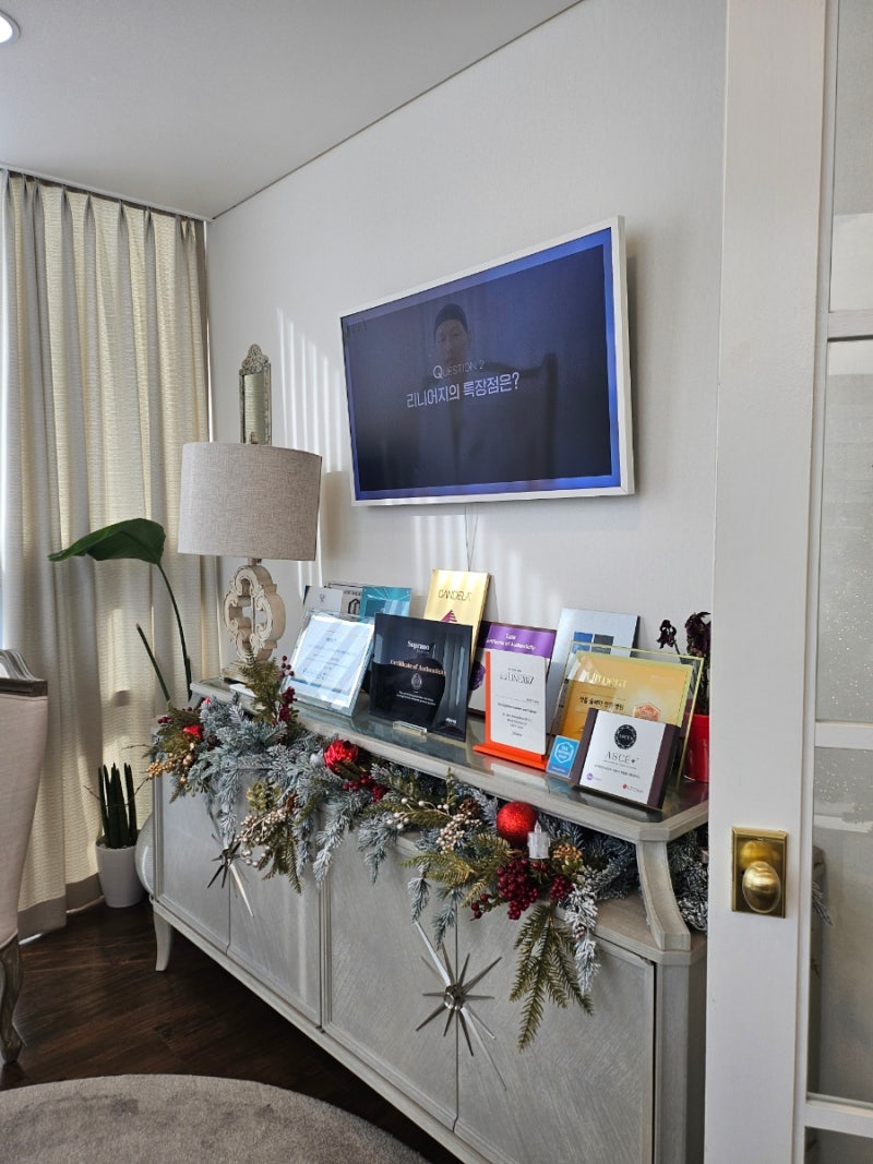 ELEV皮膚科等候區證書展示螢幕