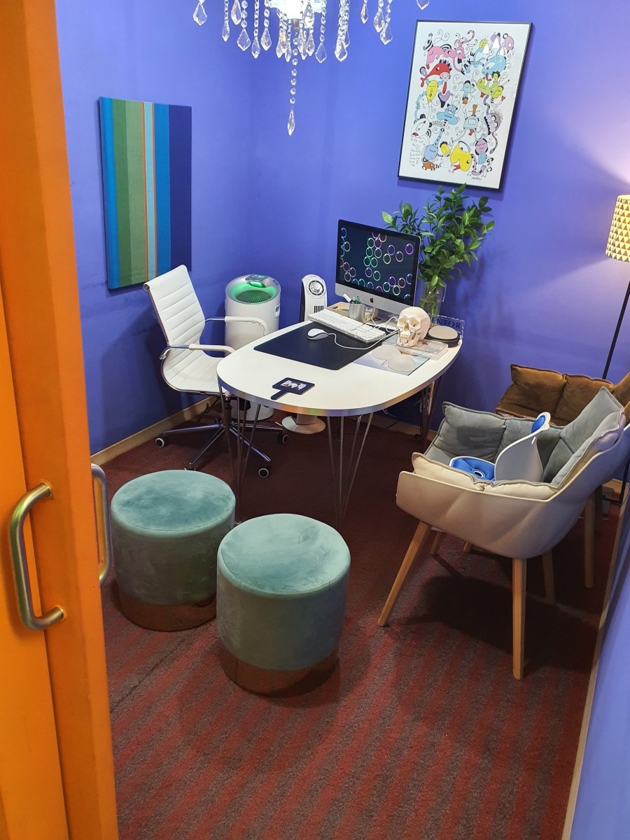 ヘヒ皮膚科診察室 – ブルーパープル色調のアートスタイルの診察室