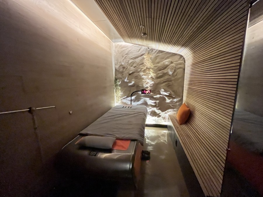 赫熙皮肤科護理室 - 獨特的弧形木條天花板+砂岩紋理牆面