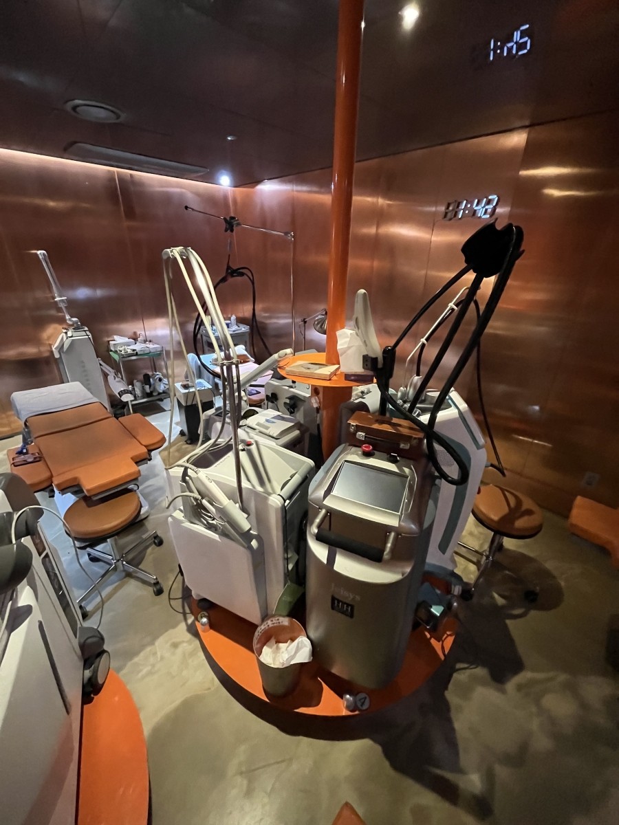 ヘヒ皮膚科治療室 – レーザー機器とLEDタイマーが備え付けられている