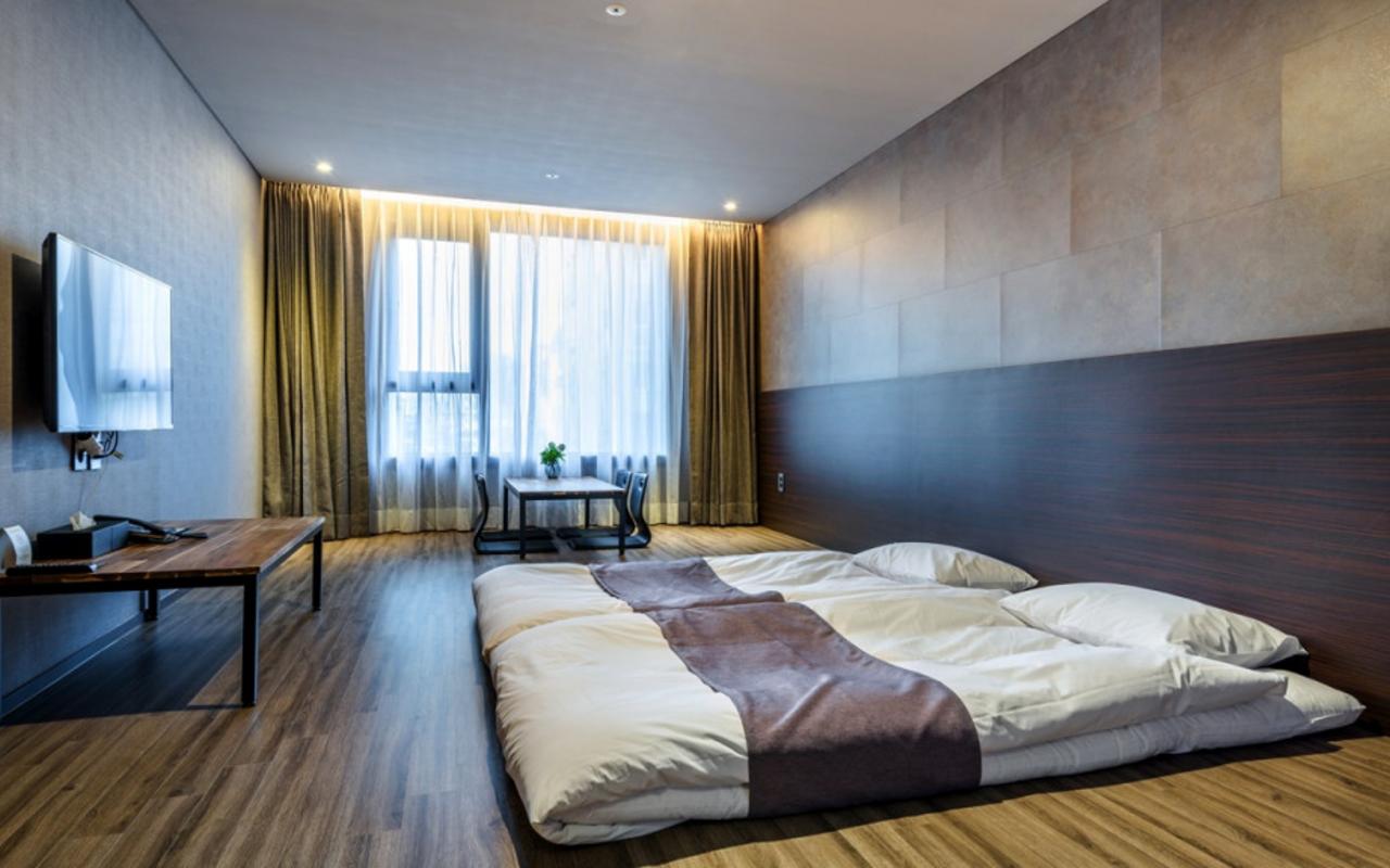 Hotel With Jeju 로비 - WITH皮膚科入口環境