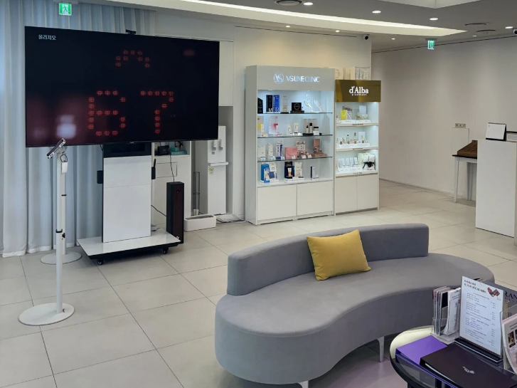 首爾江南區VSLine皮膚科怎麼樣?狎鷗亭裡的定制美學,拒絕流水線的高性價比之選插图1 韓國VSLine皮膚科大廳