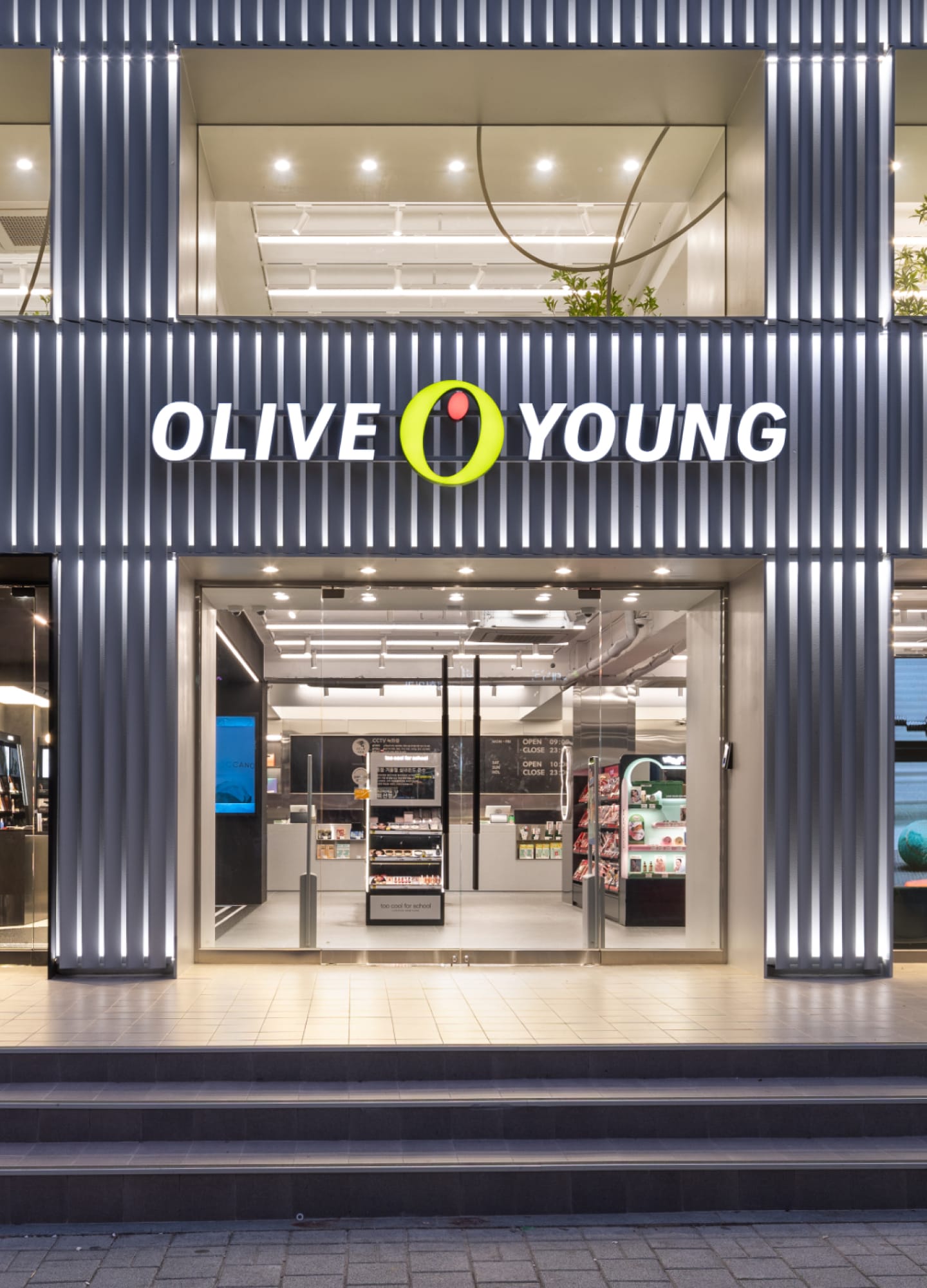 Olive Young di Hongda terletak bersebelahan dengan Klinik Kulit NBom