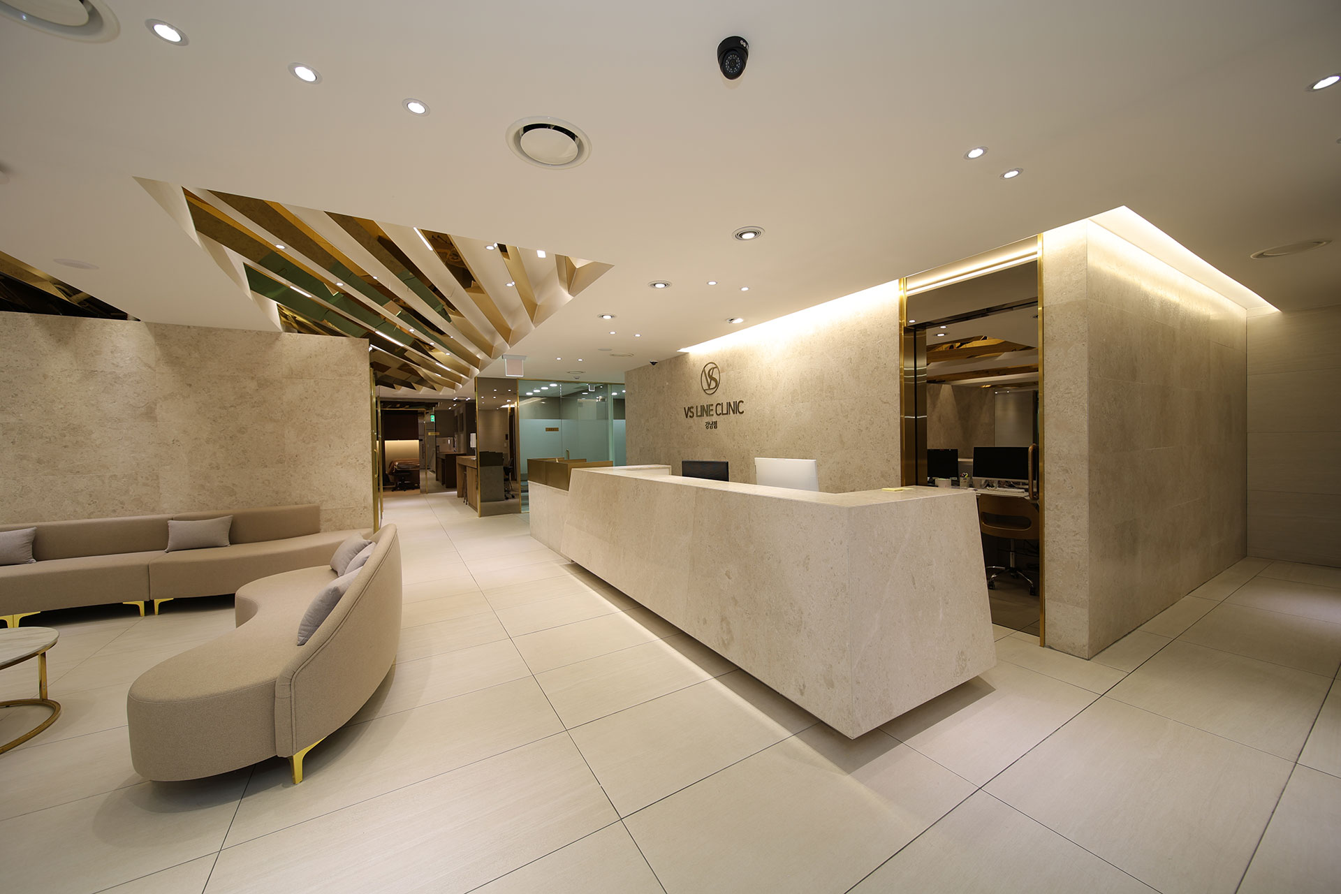 VS LINE: Koridor di kedai Jiangnan dengan siling berkilat berwarna emas