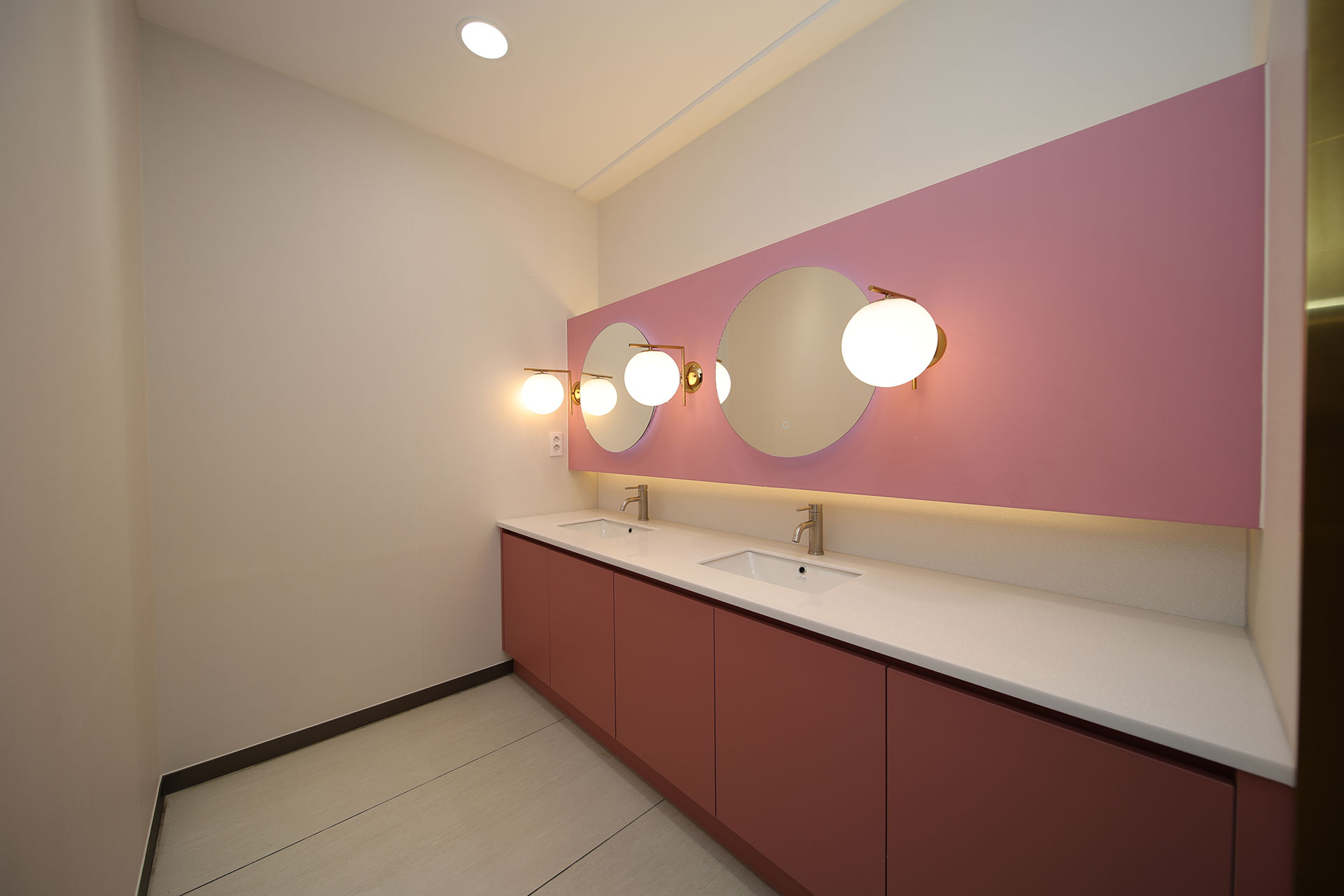 VS LINE: Peralatan gelombang ultrasonik di kedai Jiangnan untuk rawatan penegangan kulit khas