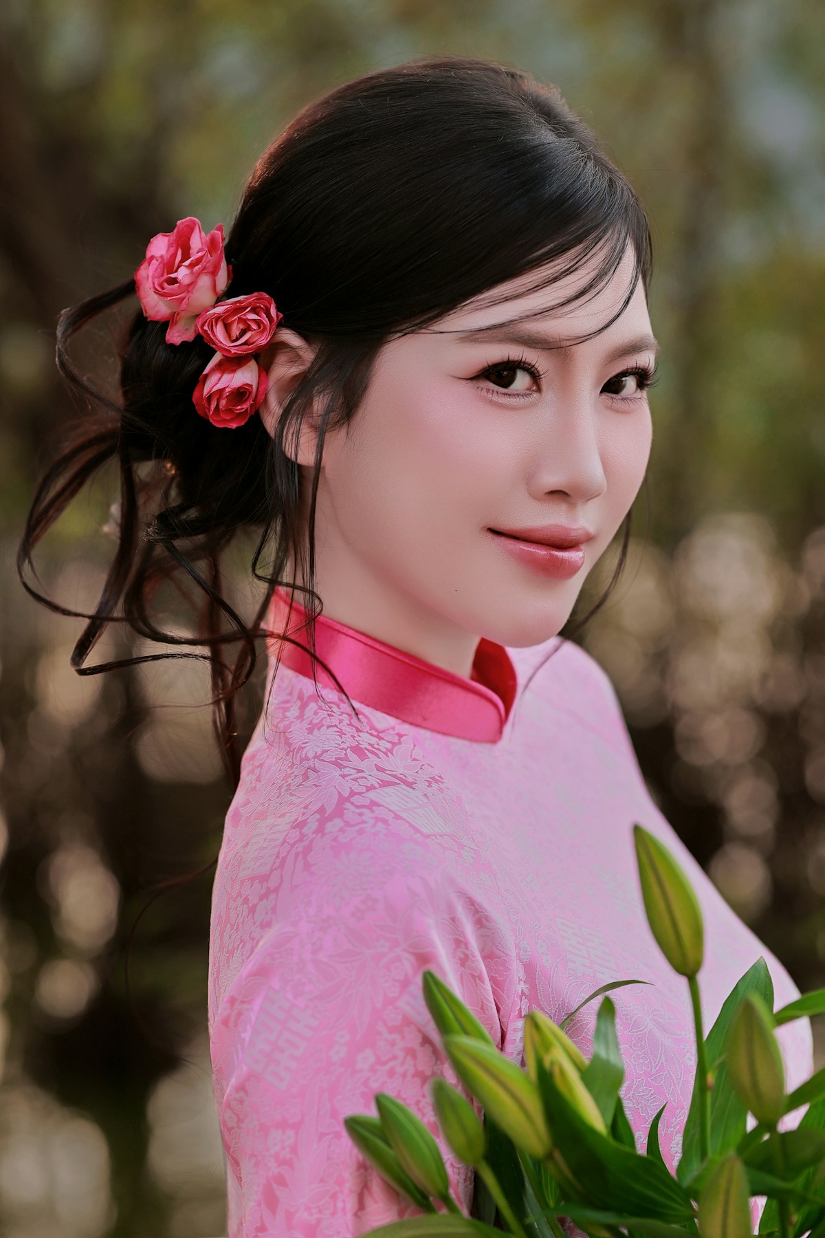 韓國醫美哪些項目值得做:去之前先看清楚這幾個插图2 越南美女,粉色傳統服飾,湖邊寫真