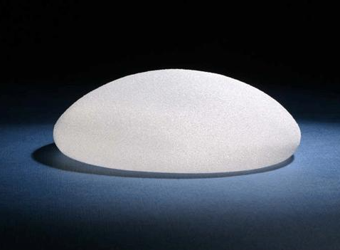 魔滴假體與曼托隆胸假體比較,材質手感差異示意